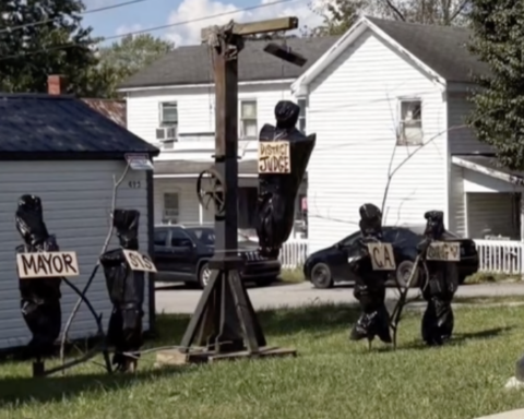 Kentucky man's halloween decorations